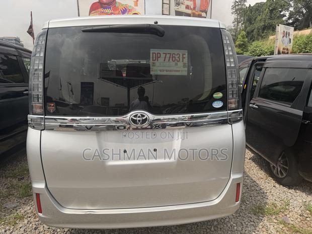 Toyota Voxy 2015 Silver