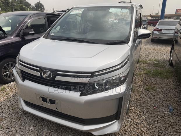 Toyota Voxy 2015 Silver