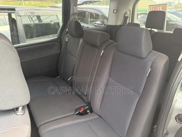 Toyota Voxy 2015 Silver