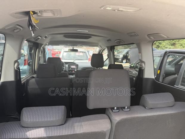 Toyota Voxy 2015 Silver