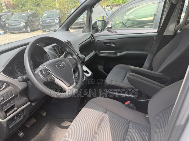 Toyota Voxy 2015 Silver