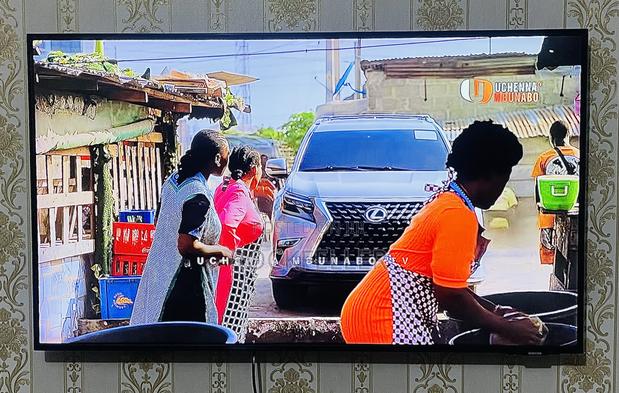 Uk Used Samsung Airslim Crystal Uhd Hdr10+ 43 Inches Smart Digital photo 9