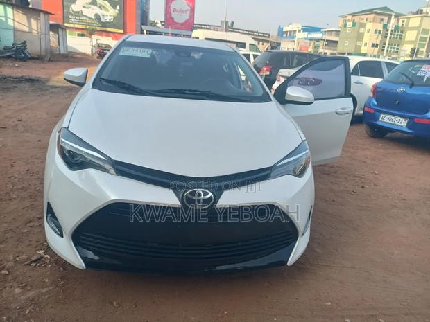 Toyota Corolla LE Eco (1.8L 4cyl 2A) 2018 White
