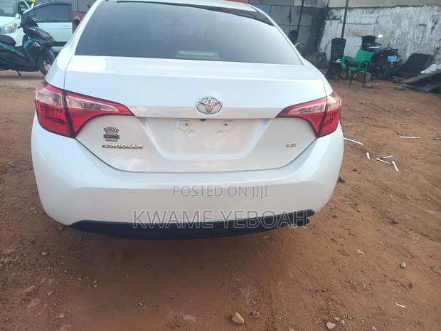 Toyota Corolla LE Eco (1.8L 4cyl 2A) 2018 White