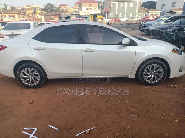 Toyota Corolla LE Eco (1.8L 4cyl 2A) 2018 White