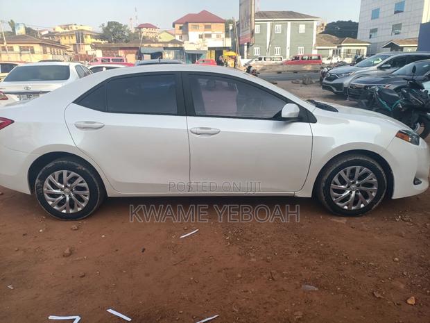 Toyota Corolla LE Eco (1.8L 4cyl 2A) 2018 White