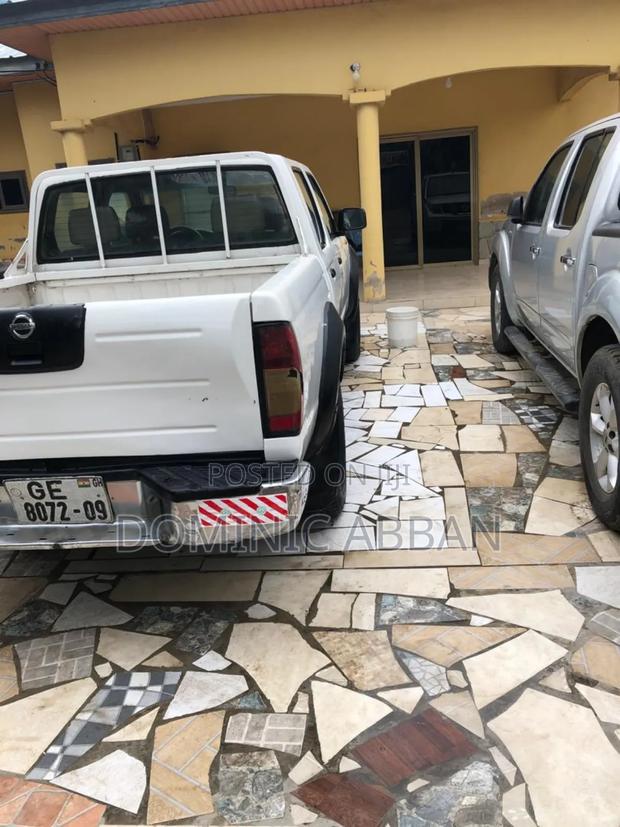 Nissan Hardbody 2008 White photo 2