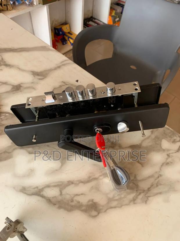 Quality China Door Lock With Metal Black Handle. photo 2