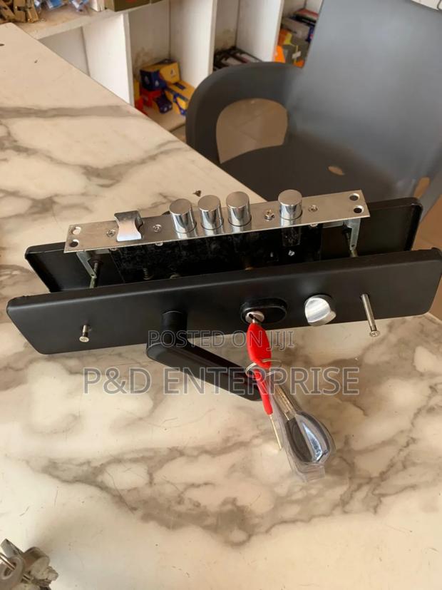Quality China Door Lock With Metal Black Handle. photo 3