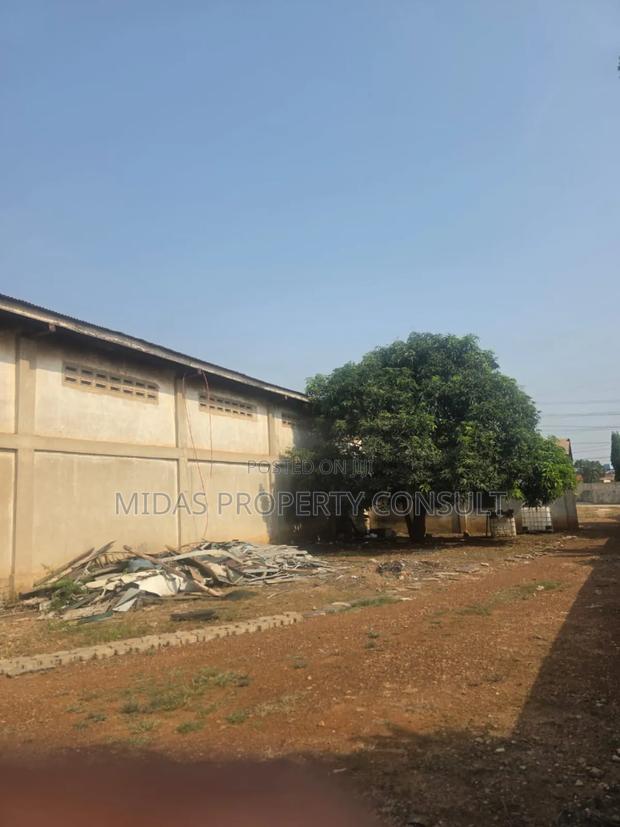 Private Compound 1500 SQM Warehouse With Offices to Let at Tema photo 4