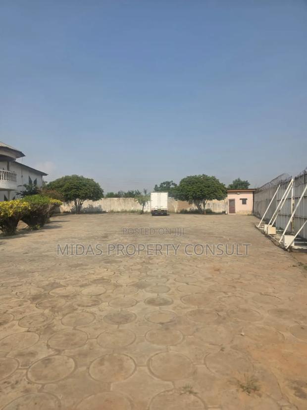 Private Compound 1500 SQM Warehouse With Offices to Let at Tema photo 9