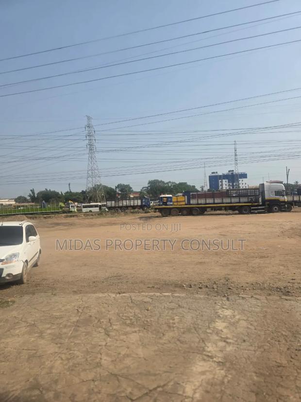 Private Compound 1500 SQM Warehouse With Offices to Let at Tema photo 10