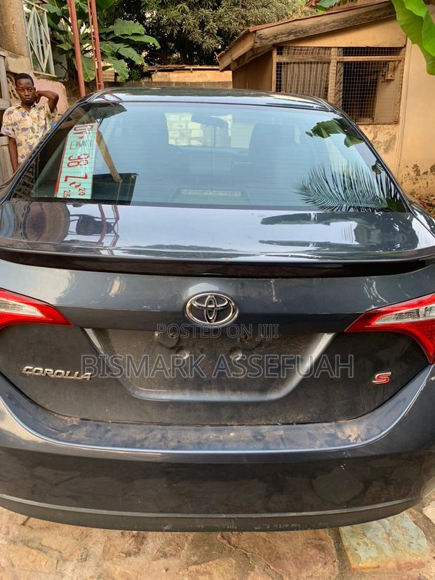Toyota Corolla LE 4dr Sedan (1.8L 4cyl CVT) 2017 Gray photo 2