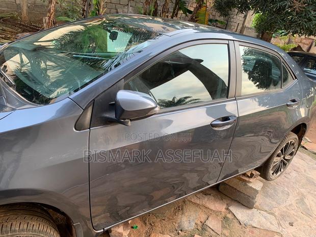 Toyota Corolla LE 4dr Sedan (1.8L 4cyl CVT) 2017 Gray photo 3