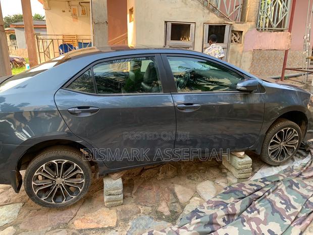 Toyota Corolla LE 4dr Sedan (1.8L 4cyl CVT) 2017 Gray photo 4