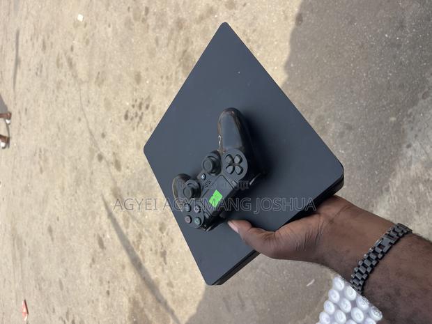 Playstation 4 Slim photo 2