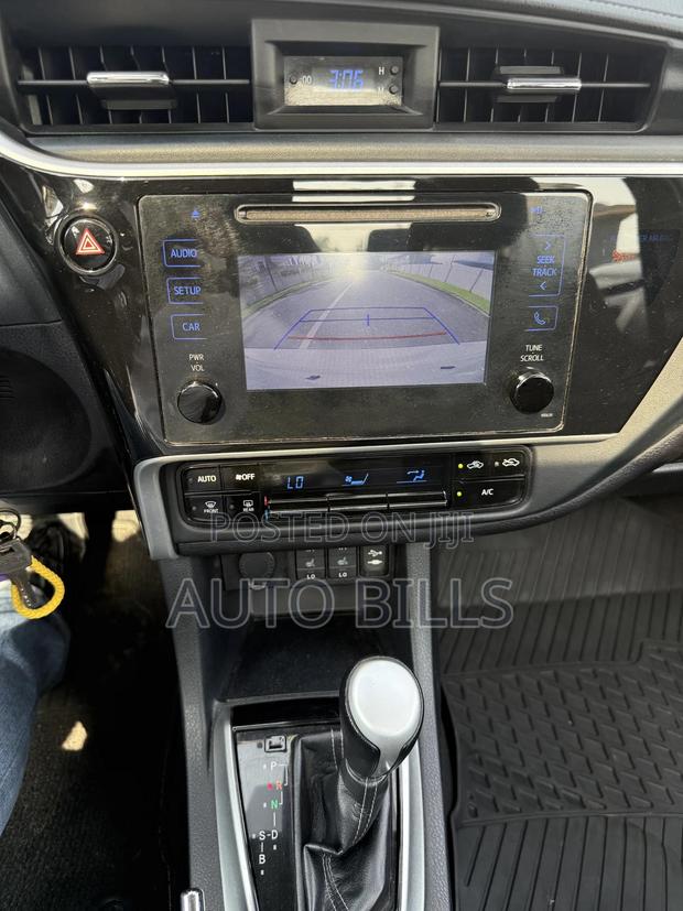 Toyota Corolla LE Eco (1.8L 4cyl 2A) 2018 Silver