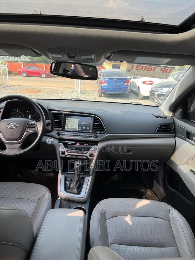 Hyundai Elantra Limited Sedan FWD (2.0L 4cyl 6A) 2017 Black photo 4