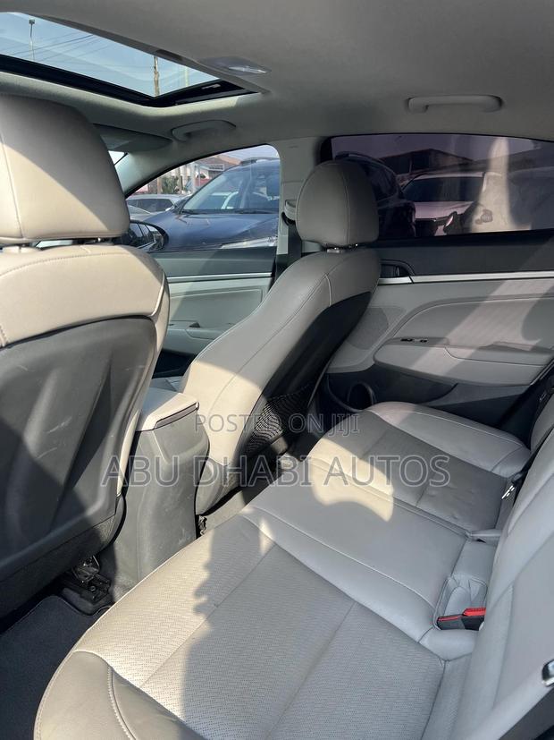 Hyundai Elantra Limited Sedan FWD (2.0L 4cyl 6A) 2017 Black photo 5