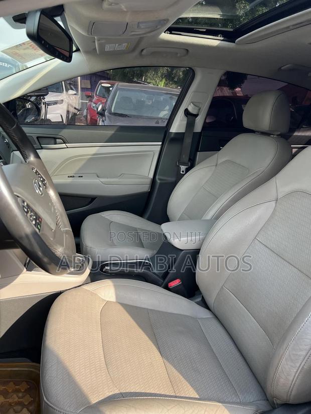 Hyundai Elantra Limited Sedan FWD (2.0L 4cyl 6A) 2017 Black photo 3