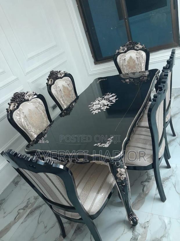 A Well Furnished 6 Seater Dining Table