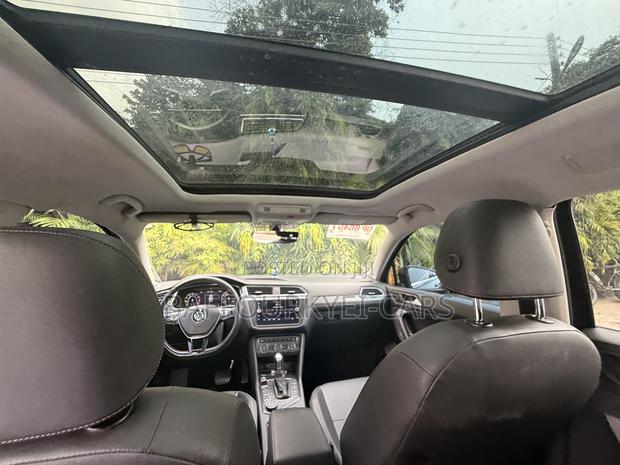 Volkswagen Tiguan 2.0T SEL AWD 4MOTION 2019 Black photo 6