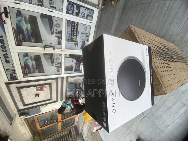 Glamorous Luxury: Discover the Stunning Harman Kardon Onyx 9 Box