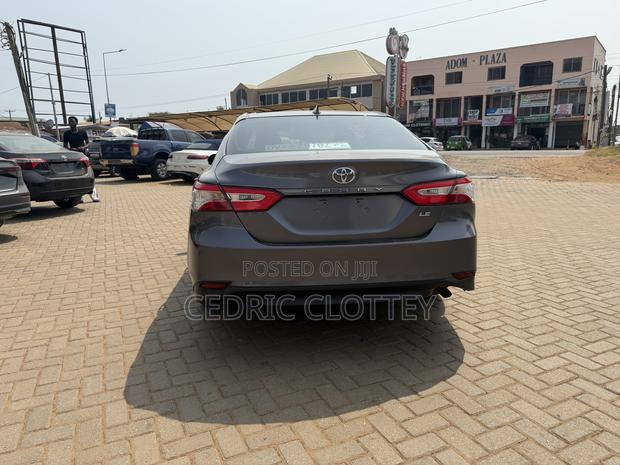 Toyota Camry LE (2.5L 4cyl 8A) 2019 Gray