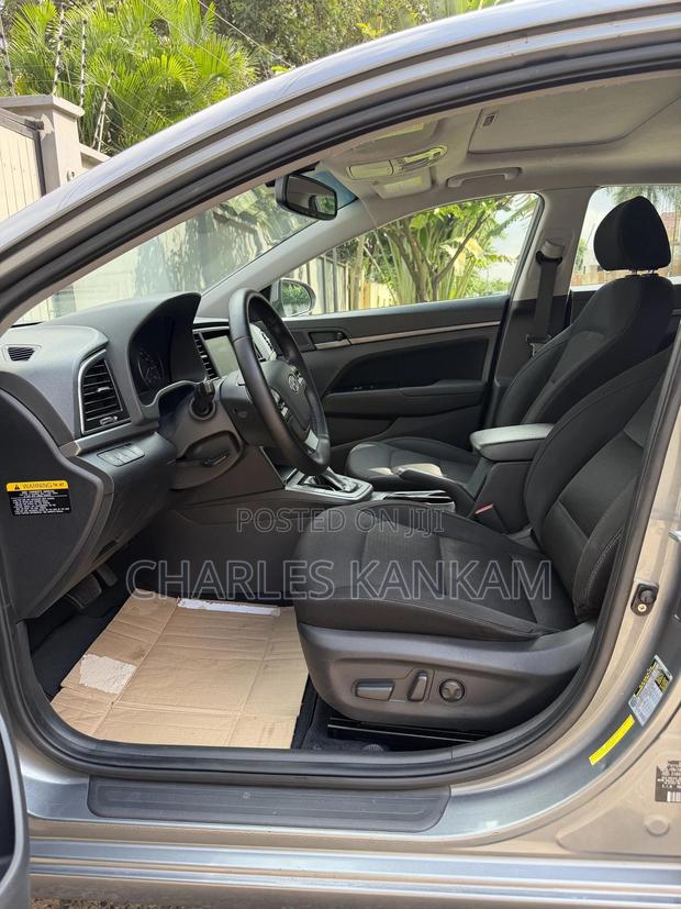 Hyundai Elantra SE Sedan FWD (2.0L 4cyl 6M) 2017 Gray photo 5