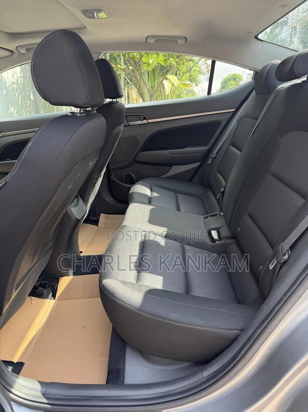 Hyundai Elantra SE Sedan FWD (2.0L 4cyl 6M) 2017 Gray photo 9