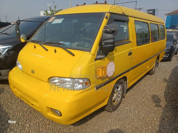 Hyundai H-100 2000 Yellow