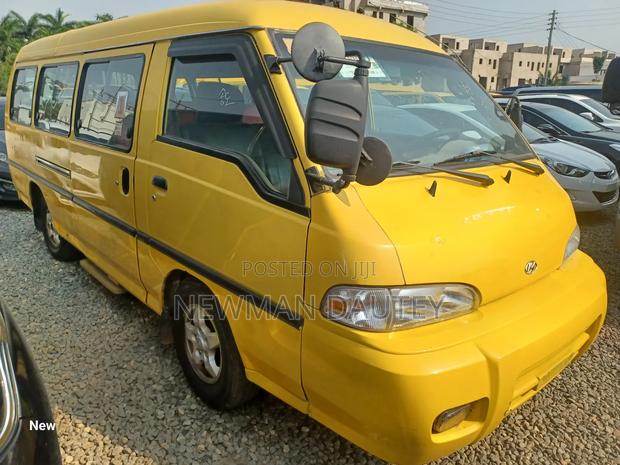 Hyundai H-100 2000 Yellow