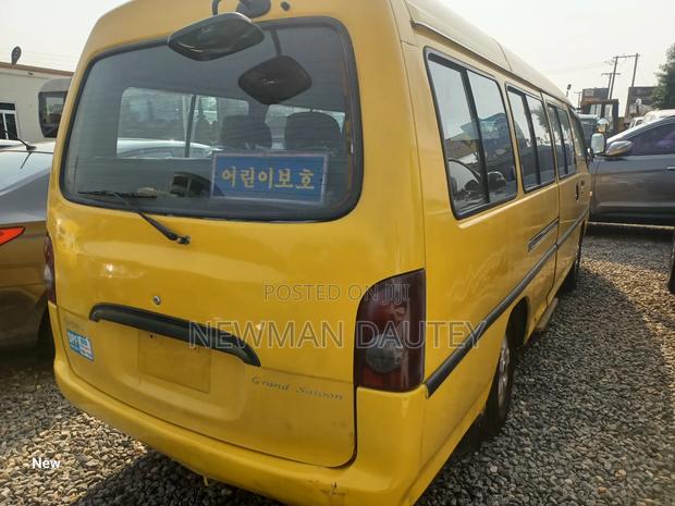 Hyundai H-100 2000 Yellow