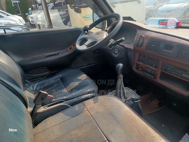 Hyundai H-100 2000 Yellow