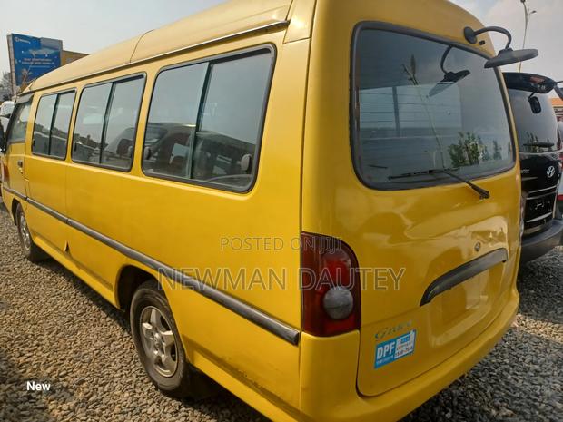 Hyundai H-100 2000 Yellow