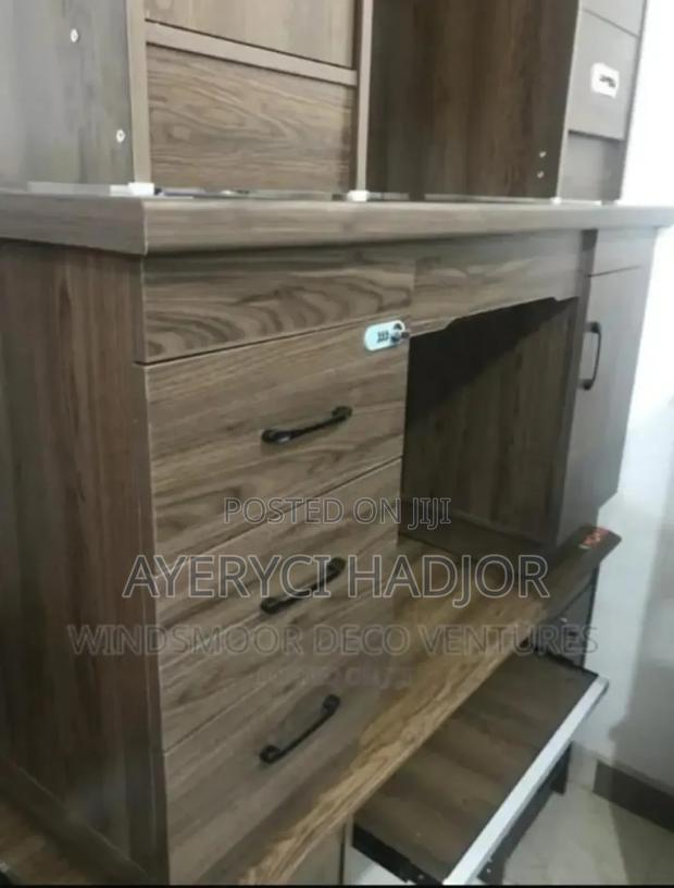 A Welll Furnished Executive Office Desk