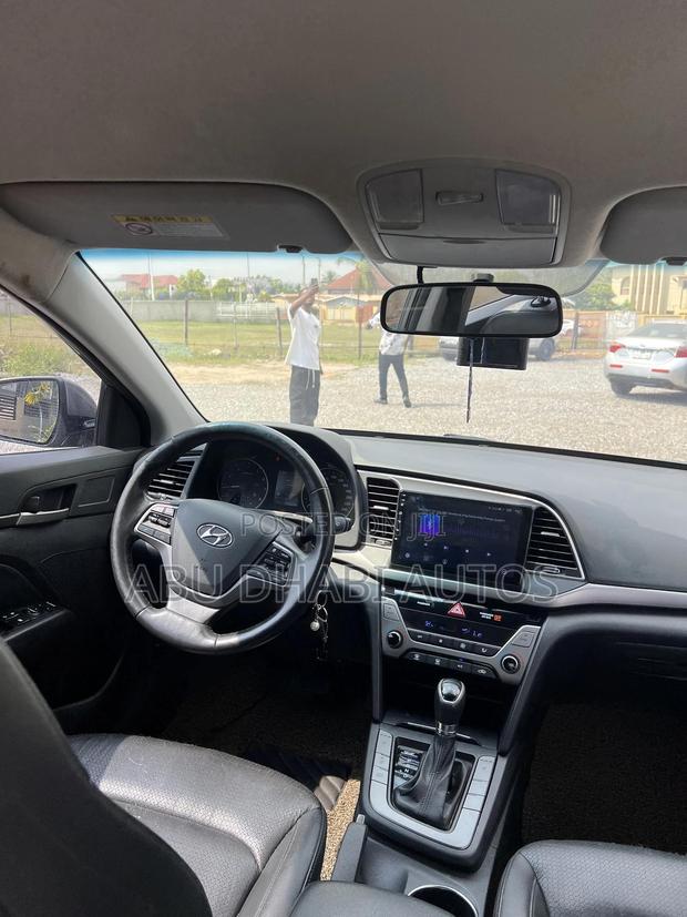 Hyundai Elantra SE Sedan FWD (2.0L 4cyl 6M) 2017 Silver photo 2