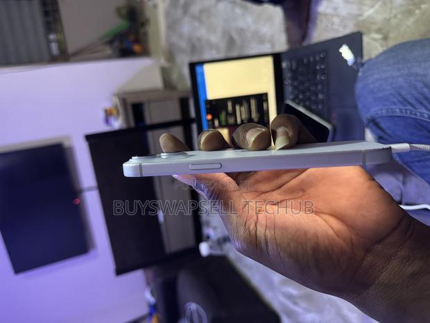 Apple iPhone 15 128 GB White photo 3