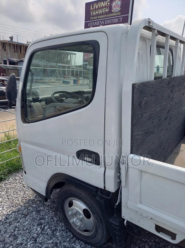 Mitsubishi Canter 2012 White photo 2