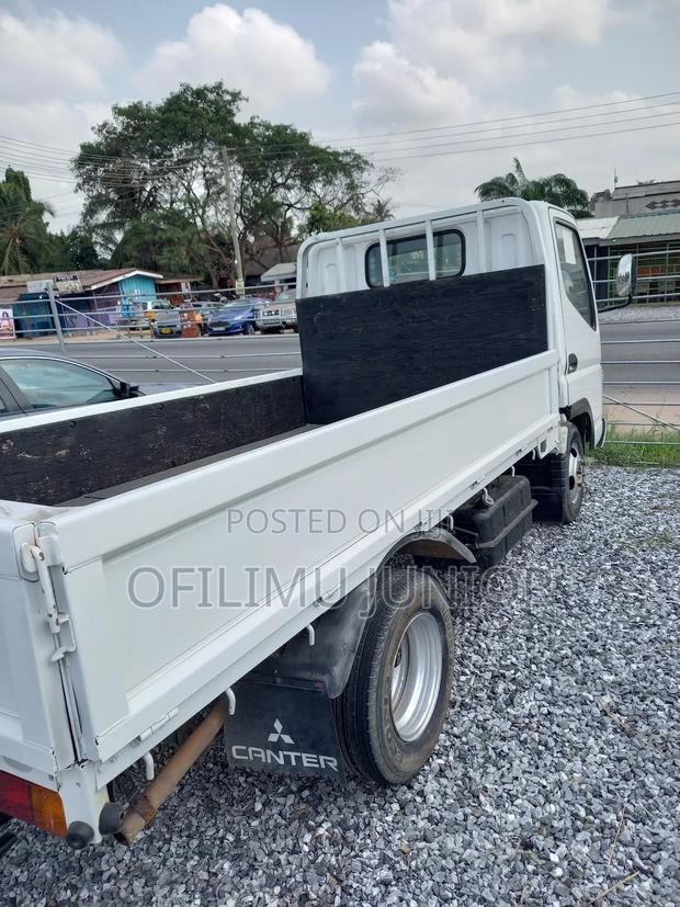 Mitsubishi Canter 2012 White photo 3