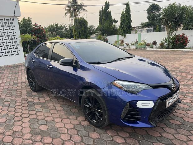 Toyota Corolla SE (1.8L 4cyl 2A) 2018 Blue