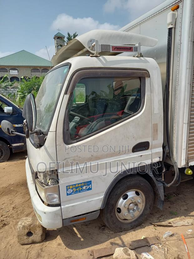 Mitsubishi Fuso 2013 White photo 2