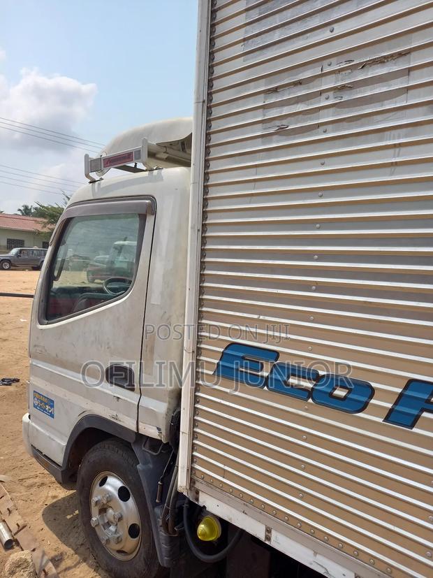Mitsubishi Fuso 2013 White photo 4