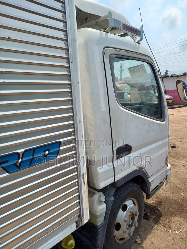 Mitsubishi Fuso 2013 White photo 5
