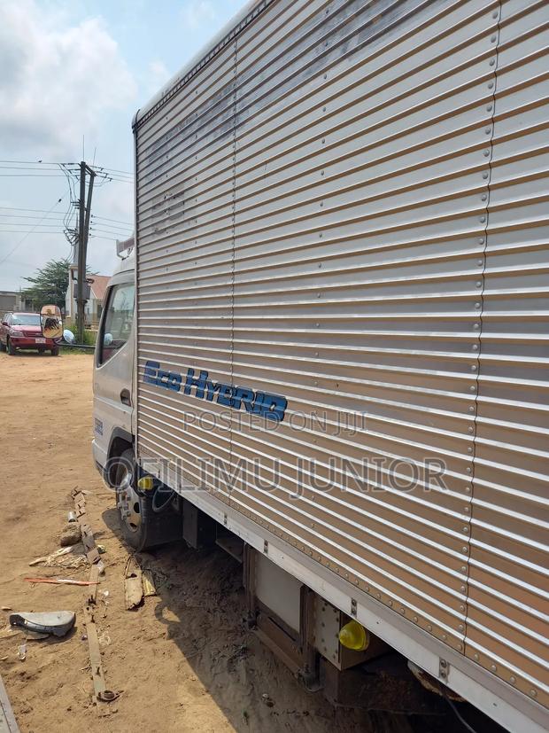 Mitsubishi Fuso 2013 White photo 7