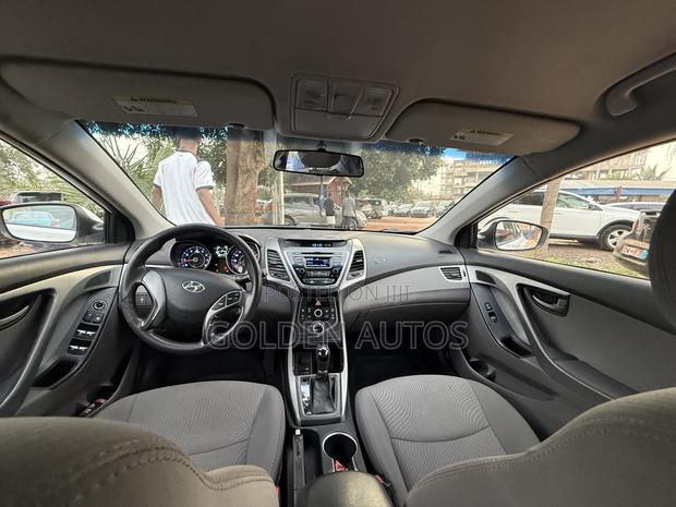 Hyundai Elantra SE Sedan FWD (1.8L 4cyl 6A) 2016 White