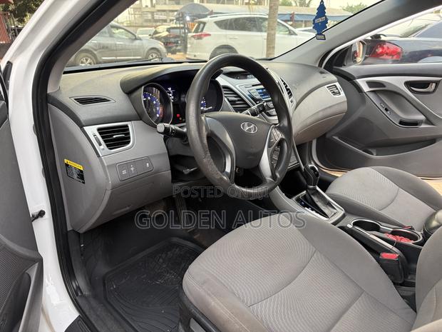 Hyundai Elantra SE Sedan FWD (1.8L 4cyl 6A) 2016 White