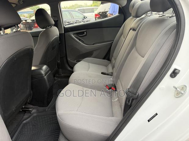 Hyundai Elantra SE Sedan FWD (1.8L 4cyl 6A) 2016 White