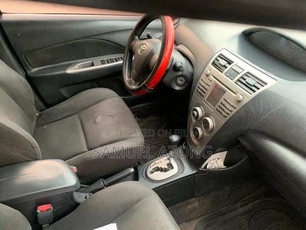 Toyota Yaris Base Sedan 4dr 2011 Red