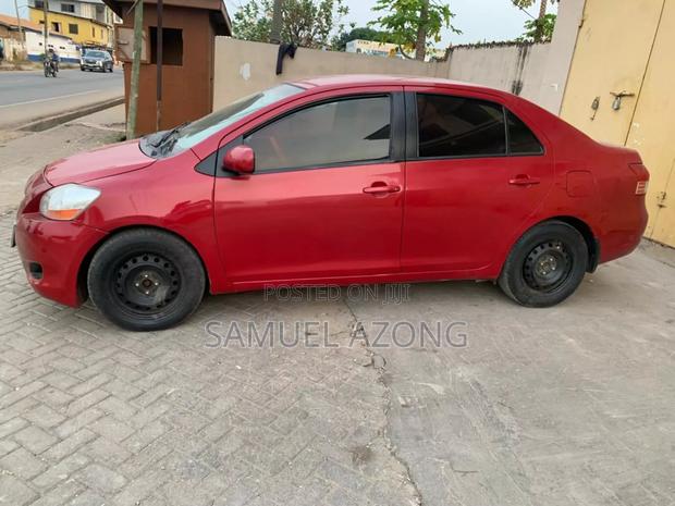 Toyota Yaris Base Sedan 4dr 2011 Red